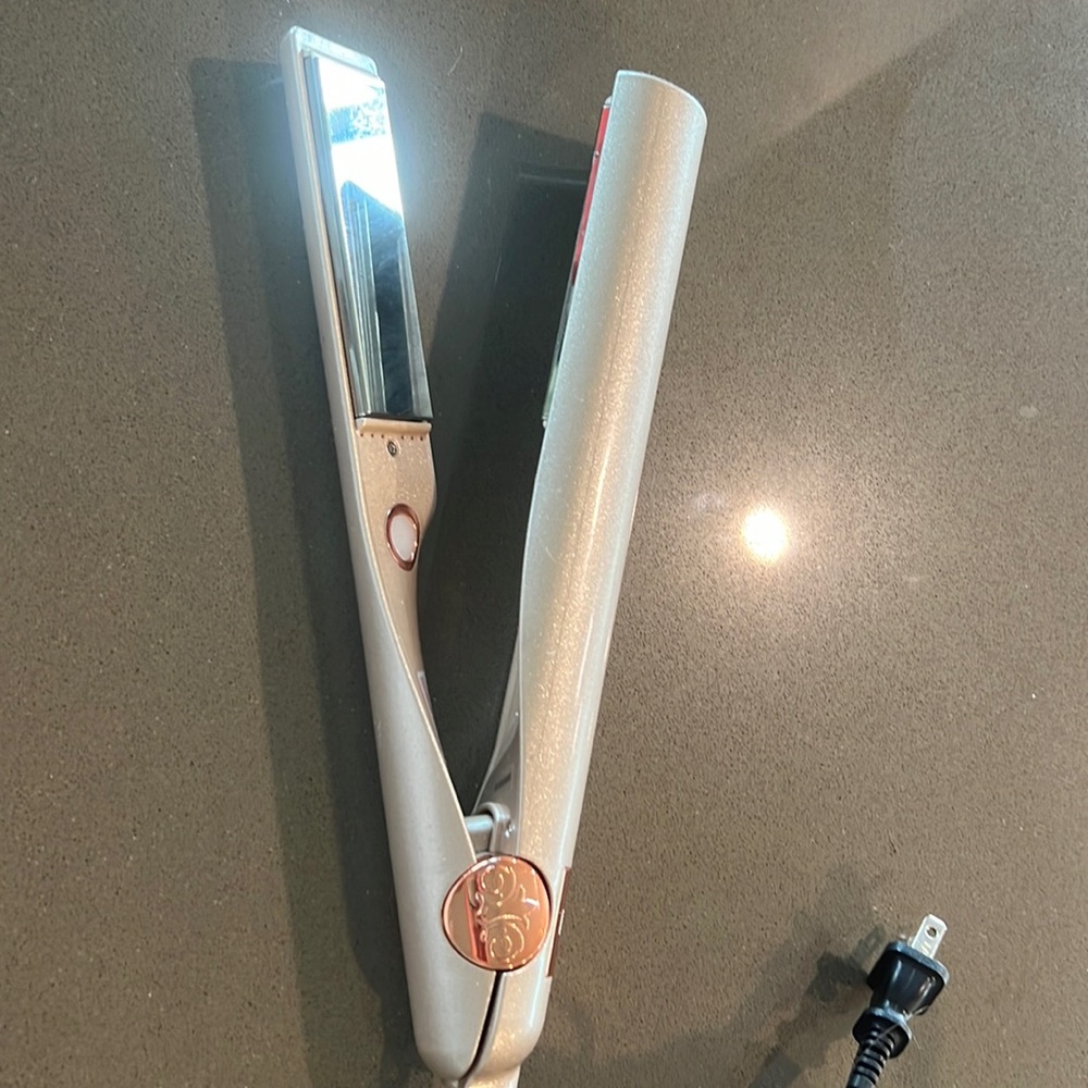 TYME Iron Pro 2-in-1 Hair Curler & Straightener - like new!
